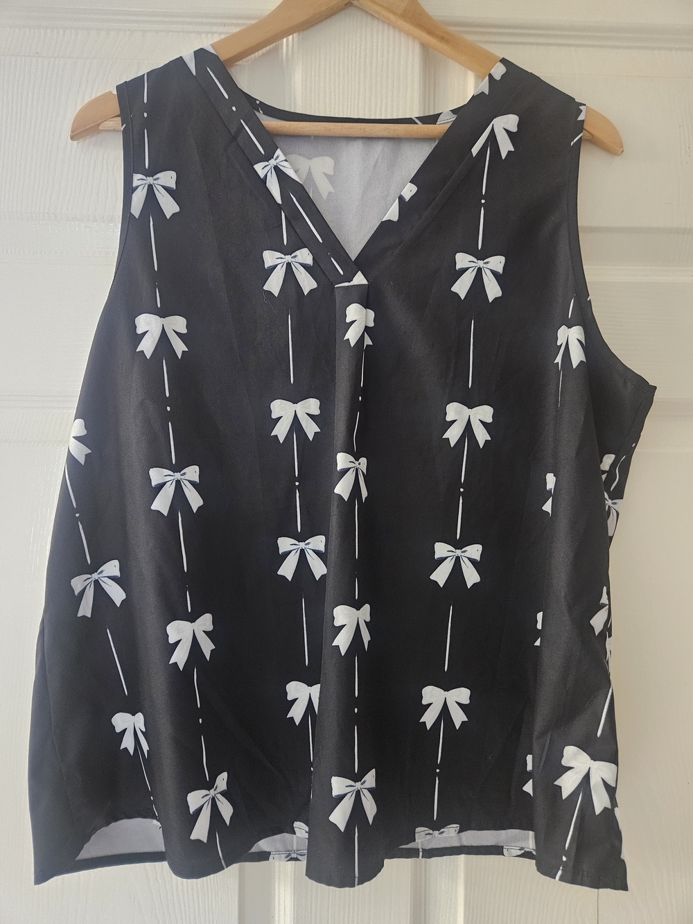 SHEIN Black V-Neck Sleeveless Bow Print Cami